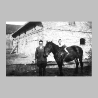 104-0024 Der Landwirt Hubert Klein mit seinem Sohn Gerhard 1939 vor seinem neuen Stall.jpg
